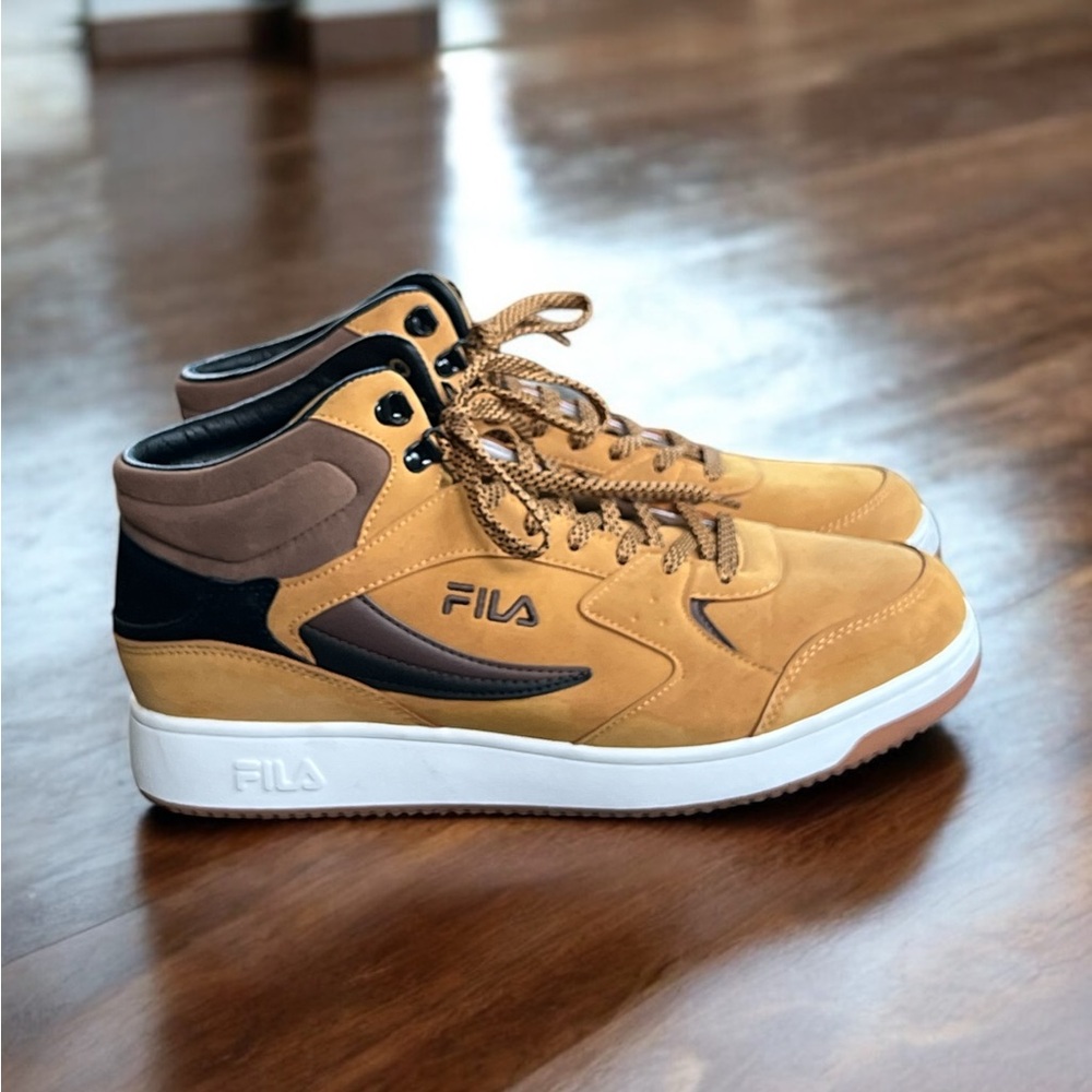 Fila Men's Tan and Black Everlayer Mid-Pcone Outdoor Sneakers.